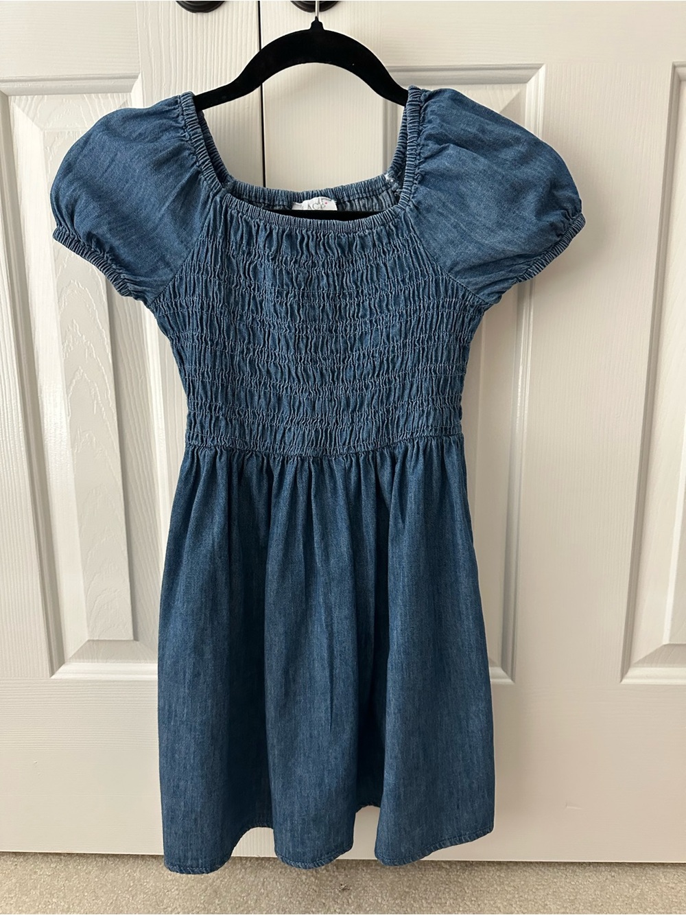 Place, Girls 100% Cotton Denim, Smocked Dress
Sz M 7-8
Excellent Condition